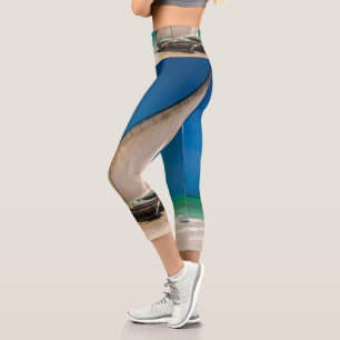 Traditionelles Fischerboot am Strand Capri Leggings