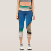 Traditionelles Fischerboot am Strand Capri Leggings (Vorderseite)