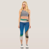 Traditionelles Fischerboot am Strand Capri Leggings (Vorderseite)