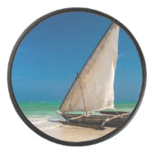 Traditionelles Fischerboot am Strand Eishockey Puck (Vorderseite)