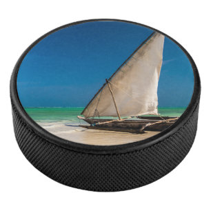 Traditionelles Fischerboot am Strand Eishockey Puck