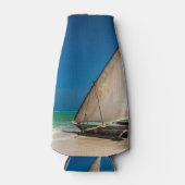 Traditionelles Fischerboot am Strand Flaschenkühler (Vorderseite)