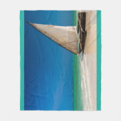 Traditionelles Fischerboot am Strand Fleecedecke (Vorderseite)
