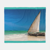 Traditionelles Fischerboot am Strand Fleecedecke (Vorderseite (Horizontal))