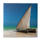 Traditionelles Fischerboot am Strand Fliese (Vorderseite)