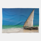 Traditionelles Fischerboot am Strand Geschirrtuch (Horizontal)