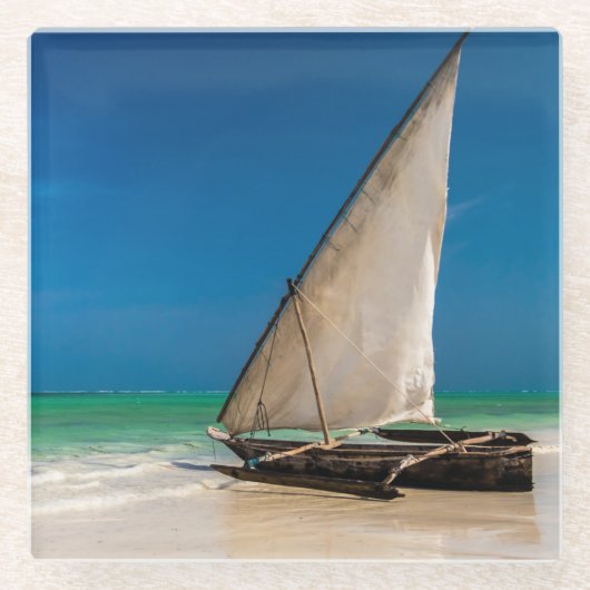 Traditionelles Fischerboot am Strand Glasuntersetzer (Vorderseite)