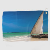 Traditionelles Fischerboot am Strand Golfhandtuch (Horizontal)