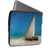Traditionelles Fischerboot am Strand Laptopschutzhülle (Vorne Rechts)