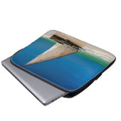 Traditionelles Fischerboot am Strand Laptopschutzhülle (Vorne Knopf)