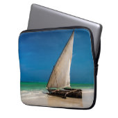 Traditionelles Fischerboot am Strand Laptopschutzhülle (Vorderseite Links)