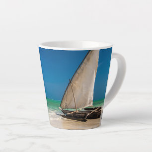 Traditionelles Fischerboot am Strand Milchtasse