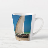 Traditionelles Fischerboot am Strand Milchtasse (Rechts)