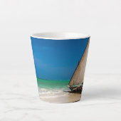 Traditionelles Fischerboot am Strand Milchtasse (Vorderseite)