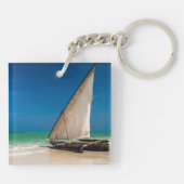 Traditionelles Fischerboot am Strand Schlüsselanhänger (Rückseite)