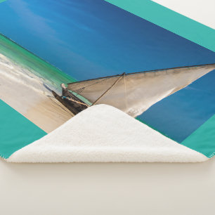 Traditionelles Fischerboot am Strand Sherpadecke