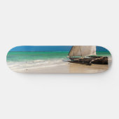 Traditionelles Fischerboot am Strand Skateboard (Horizontal)
