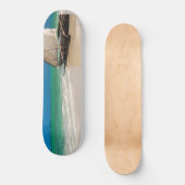 Traditionelles Fischerboot am Strand Skateboard (Vorderseite)