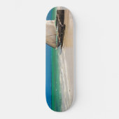 Traditionelles Fischerboot am Strand Skateboard (Vorderseite)