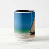 Traditionelles Fischerboot am Strand Tasse (Zentrum)