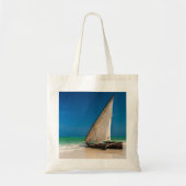 Traditionelles Fischerboot am Strand Tragetasche (Vorne)