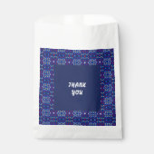 Traditionelles geometrisches Pixelmuster in Tiefbl Geschenktütchen (Vorderseite)