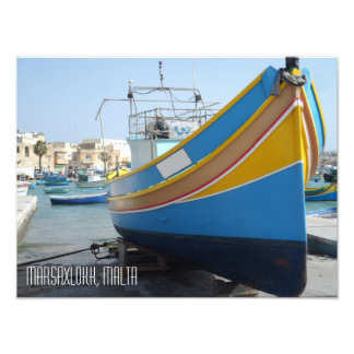 Traditionelles gestreiftes Fischerboot Marsaxlokk Fotodruck