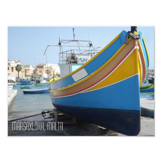 Traditionelles gestreiftes Fischerboot Marsaxlokk Fotodruck (Vorne)