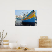 Traditionelles gestreiftes Fischerboot Marsaxlokk Poster (Küche)