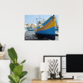 Traditionelles gestreiftes Fischerboot Marsaxlokk Poster (Heimbüro)