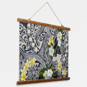 Traditionelles hawaiianisches Tapa und Plumeria Wandteppich Mit Holzrahmen (Gewinkelt)