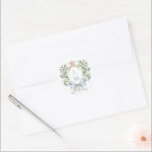 Traditionelles Leaf-Wappen mit Bow | Monografische Runder Aufkleber<br><div class="desc">Das elegante Aquarellmonogramm-Wappen verleiht diesem Einladungs-Aufkleber einen wunderschönen und zeitlosen Look, den jede raffinierte Braut zur Liebe bringt. Personalisieren Sie diesen Aufkleber mit Ihren Initialen im Wappen oben. Die Farben sind hellblau, grün, goldgelb und braun. Wenn Sie Fragen haben oder Hilfe bei der Anpassung dieser Einladung benötigen, wenden Sie sich...</div>