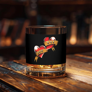 Traditionelles rotes Herz-Eltern-Banner-Tattoo-Des Whiskyglas
