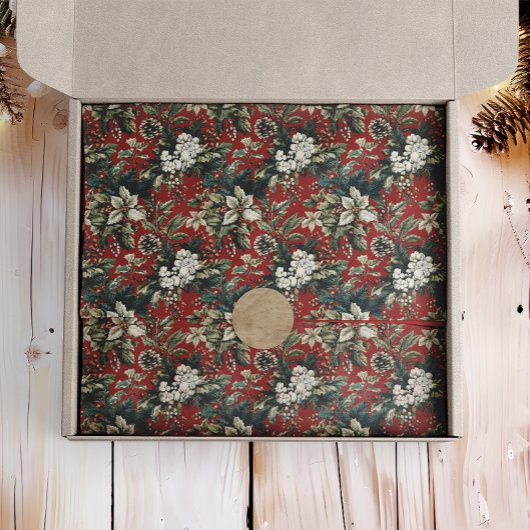 Traditionelles Rotes Weihnachtsgebäck und Pinecone Seidenpapier