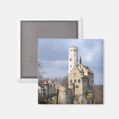 Traditionelles Schloss auf dem Kliff am wolkigen T Magnet (Vorderseite/Rückseite)