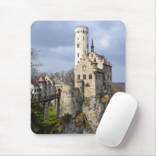 Traditionelles Schloss auf dem Kliff am wolkigen T Mousepad