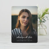 Traditionelles Script 2023 Abschluss Foto Einladung (Stehend Vorderseite)