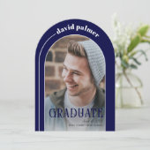 TRADUATE Foto des modernen Bogens Blau Abschlusses Einladung (Stehend Vorderseite)