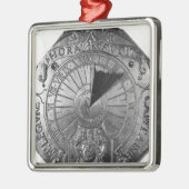 Tragbarer Sundial, von Sierk Schloss 1756 Silbernes Ornament (Links)