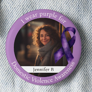 Trage Lila für das Bewusstsein für Häusliche Gewal Button