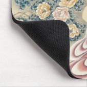 Tragen einer Blume im Kopf Mousepad (Ecke)