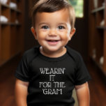 Tragen für das "Gram Baby" Baby T-shirt<br><div class="desc">Dieser T - Shirt ist von selbst niedlich oder trägt sich unter einer niedlichen Jacke,  Flanell oder Pullover. "Tragen" es für den Gram auf der Vorderseite macht Ihr Baby zu einem Social Media Model.</div>