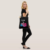 Tragen Sie die Change Electro Black & White Editio Tasche (Am Model)