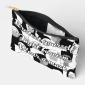 Tragen Sie eine Maske Schwarz & Weiß Stil Zubehörtasche (Offen)