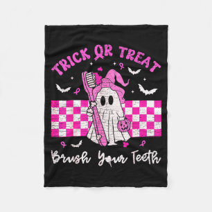Tragen Sie eine rosa Trick-or-Treat-Zahnbürste Den Fleecedecke
