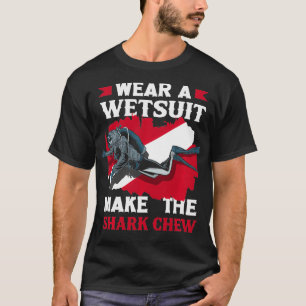 Tragen Sie einen Wetsuit, um den Chew Scuba Diver  T-Shirt