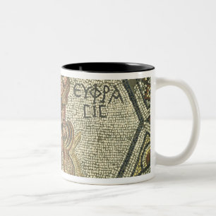 Tragende Hühner des Bauers und ein Korb der Eier Zweifarbige Tasse