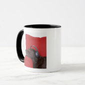Tragende Kopfhörer Labradors, die auf Sofa liegen Tasse (Vorderseite Links)