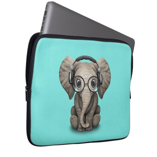 Tragende Kopfhörer und Glas niedlicher Laptopschutzhülle (Vorne Rechts)