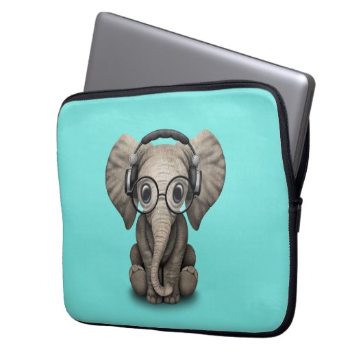 Tragende Kopfhörer und Glas niedlicher Laptopschutzhülle (Vorderseite Links)